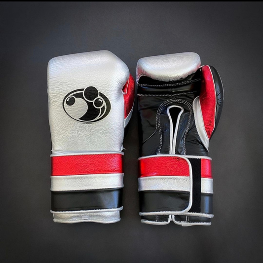 Customize your GRANT boxing gloves for the perfect gift! High-quality replica gloves, ideal for sparring and long training sessions. Features professional-grade construction, perfect fit, enhanced impact protection, ventilation technology, and secure closure. Available in various sizes and colors. Suitable for all levels of training and competition.