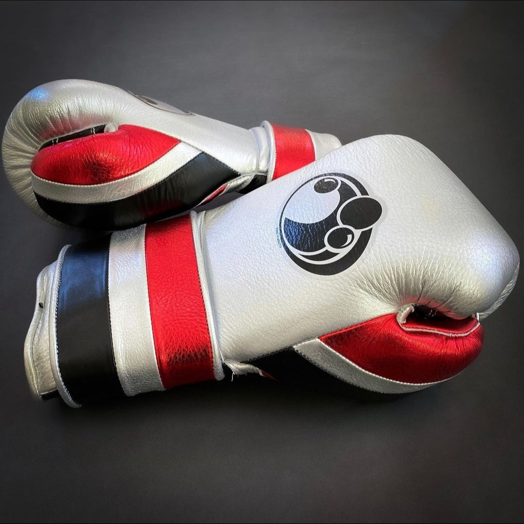 Customize your GRANT boxing gloves for the perfect gift! High-quality replica gloves, ideal for sparring and long training sessions. Features professional-grade construction, perfect fit, enhanced impact protection, ventilation technology, and secure closure. Available in various sizes and colors. Suitable for all levels of training and competition.