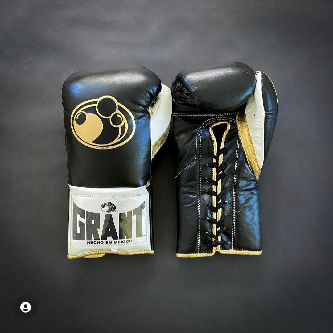 Customize your GRANT boxing gloves for the perfect gift! High-quality replica gloves, ideal for sparring and long training sessions. Features professional-grade construction, perfect fit, enhanced impact protection, ventilation technology, and secure closure. Available in various sizes and colors. Suitable for all levels of training and competition.