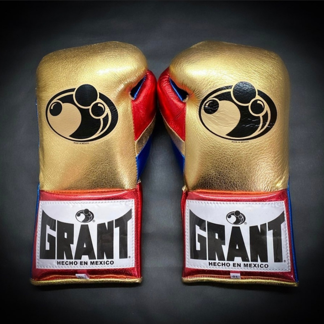 Customize your GRANT boxing gloves for the perfect gift! High-quality replica gloves, ideal for sparring and long training sessions. Features professional-grade construction, perfect fit, enhanced impact protection, ventilation technology, and secure closure. Available in various sizes and colors. Suitable for all levels of training and competition.