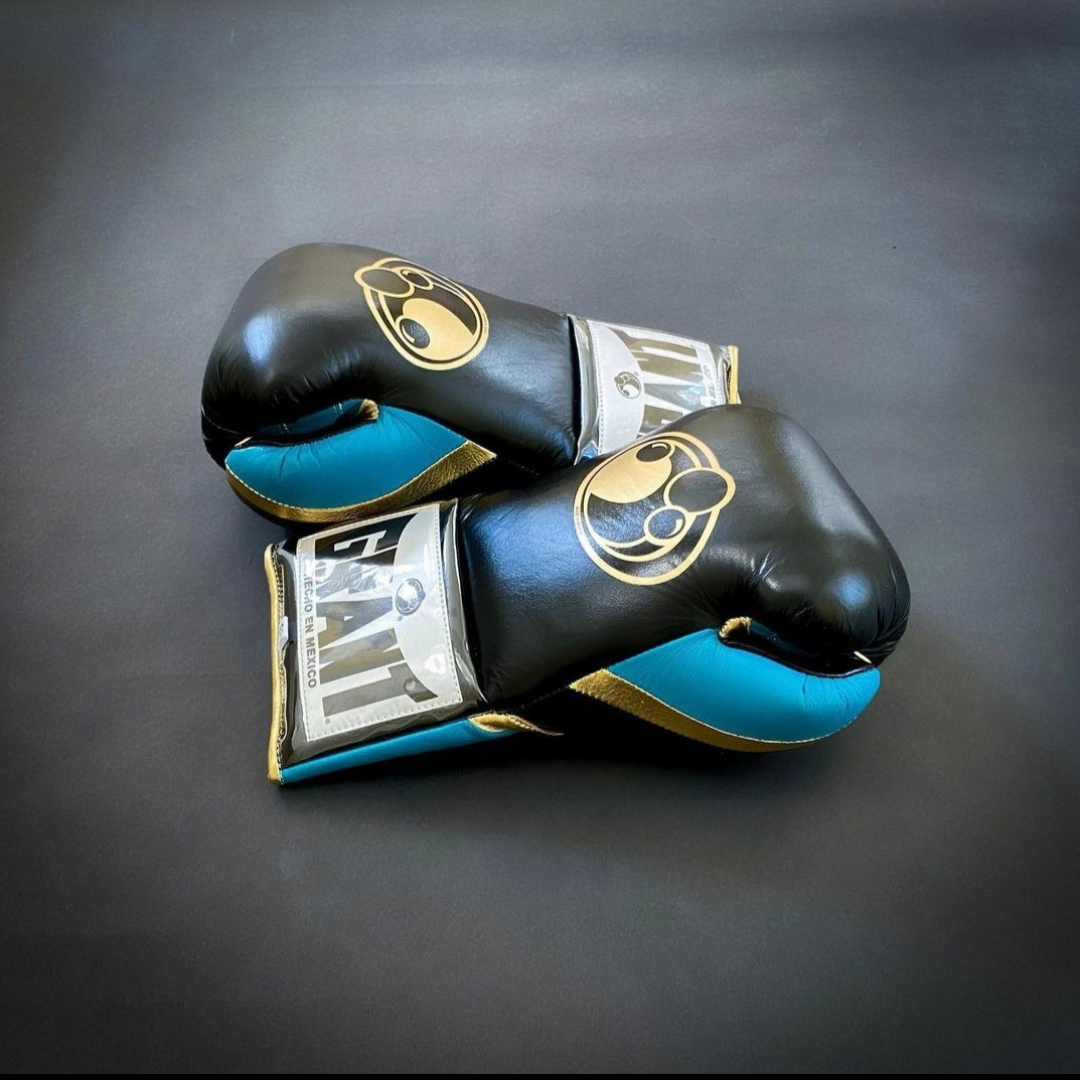 Customize your GRANT boxing gloves for the perfect gift! High-quality replica gloves, ideal for sparring and long training sessions. Features professional-grade construction, perfect fit, enhanced impact protection, ventilation technology, and secure closure. Available in various sizes and colors. Suitable for all levels of training and competition.