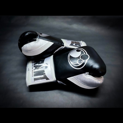 Customize your GRANT boxing gloves for the perfect gift! High-quality replica gloves, ideal for sparring and long training sessions. Features professional-grade construction, perfect fit, enhanced impact protection, ventilation technology, and secure closure. Available in various sizes and colors. Suitable for all levels of training and competition.